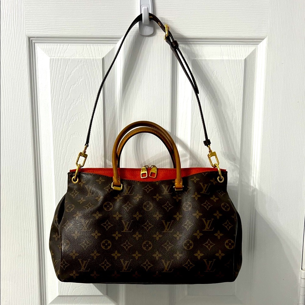 Louis Vuitton Pallas MM Monogram Shoulder Bag - Picture 3 of 17